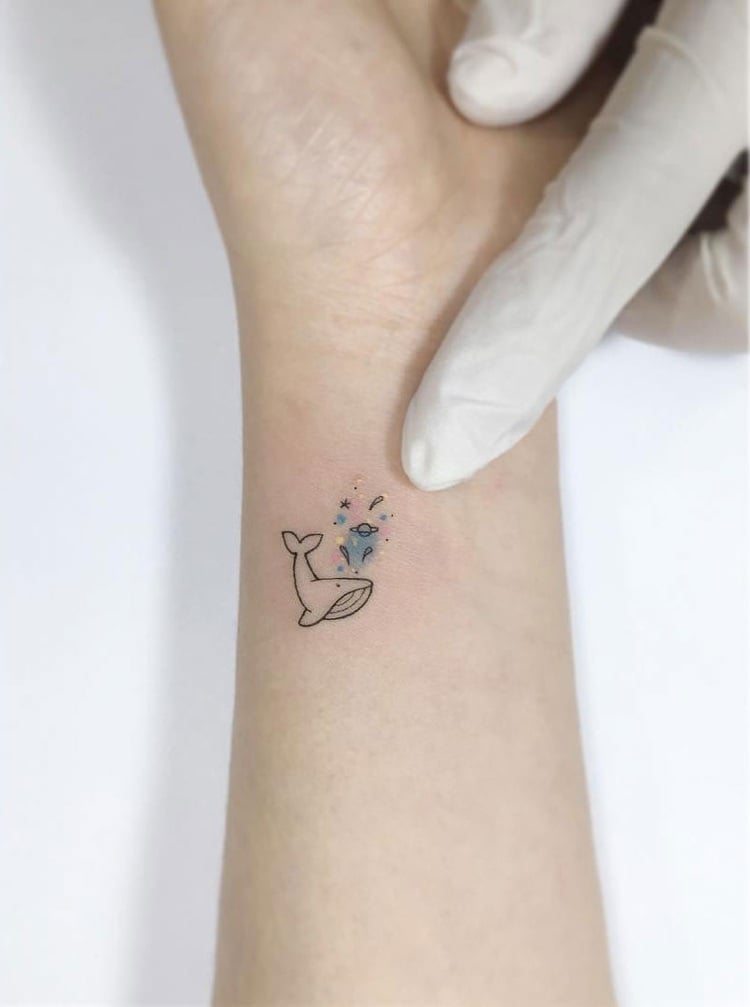 Mini Tattoo Handgelenk Wal Planeten Sterne