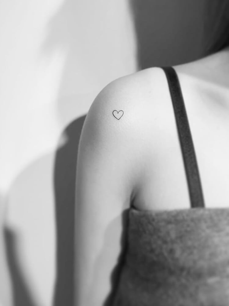 Mini Tattoo Herz Frau Schulter minimalistische Linien