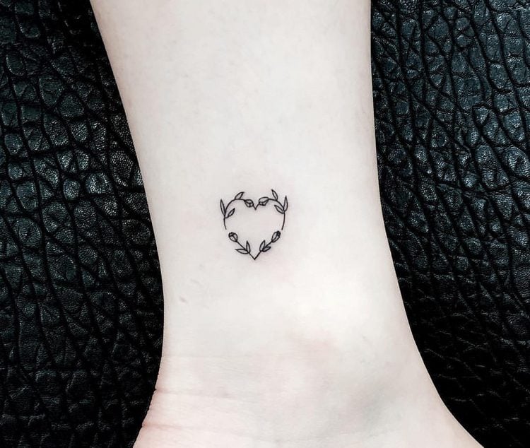 Mini Tattoo Herz aus Blumen zusammengestellt Knöchel