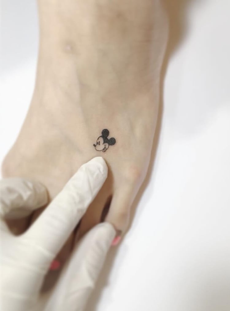 Mini Tattoo Mickey Maus lächelnd Fuß