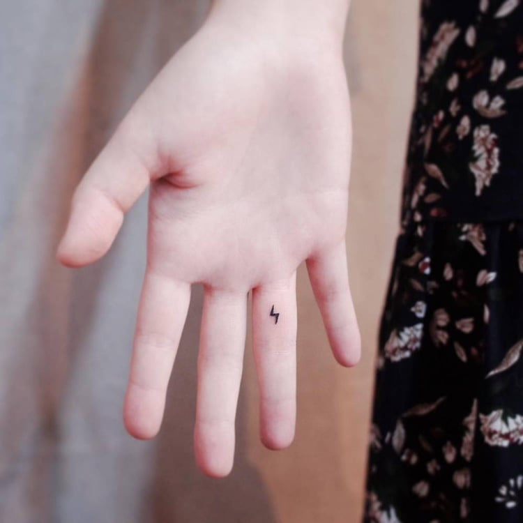 Miniatur Tattoo Finger Innenseite Blitz Symbol