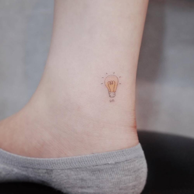 Miniatur Tattoo Fuß Glühbirne Licht
