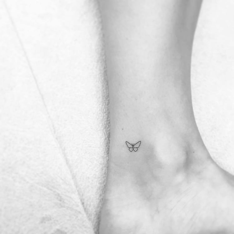 Miniatur Tattoo Schmetterling Lineart Knöchel Fuß