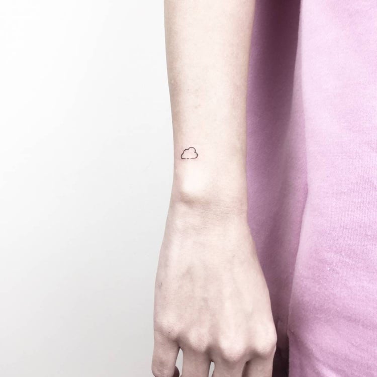 Miniatur Tattoo Wolke Handgelenk Oberseite Knöchel