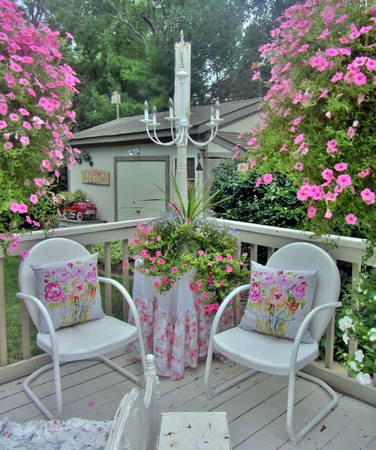 Petunien Blumenampeln Pink Stühle Shabby chic