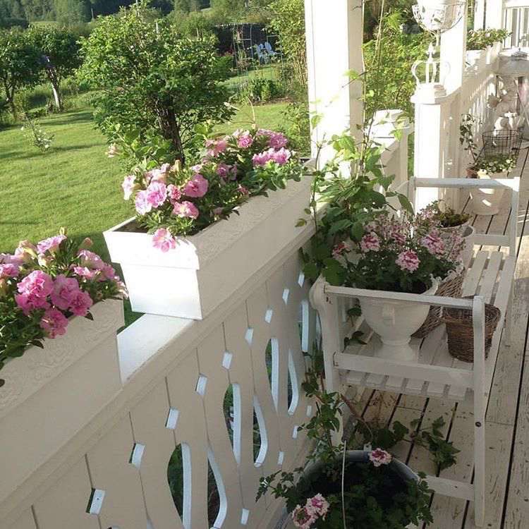 Shabby chic Balkon Holzgeländer weiße Blumenkasten mit Geranien Sitzbank