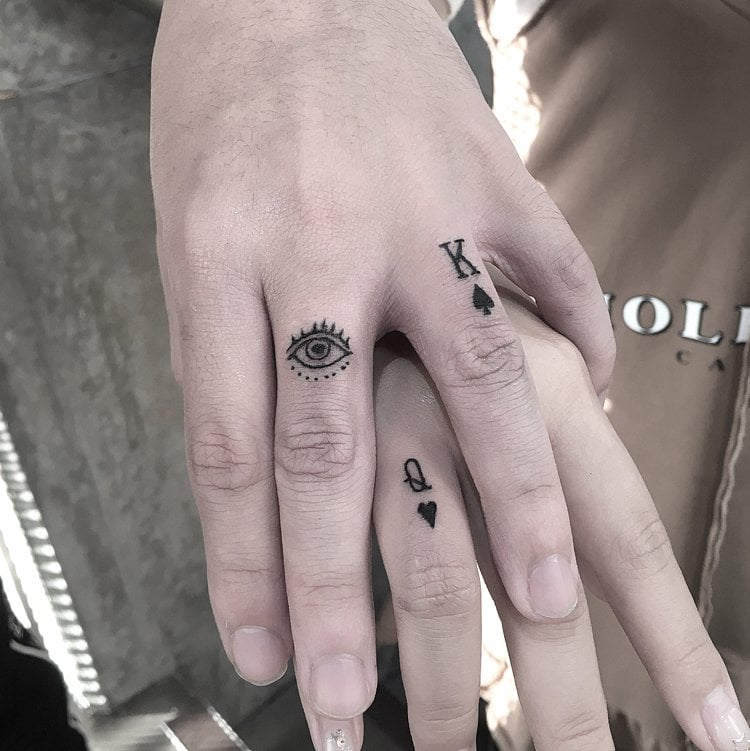 Tattoo Finger Pärchen Böses Auge Schutz