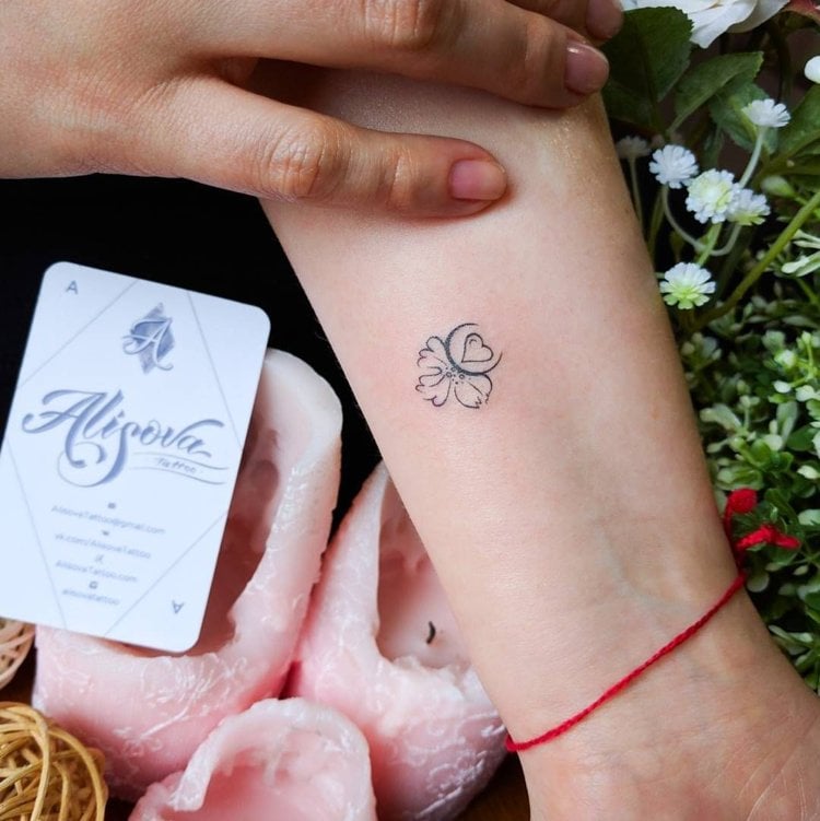 Tattoo Handgelenk klein Blume Halbmond Herz