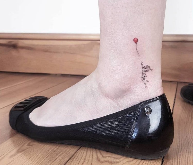 Tattoo Mädchen Luftballon rot Fuß
