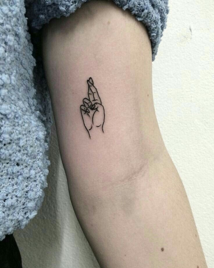 Tattoo-Motiv Arm Hand mit zwei Fingern gekreuzt