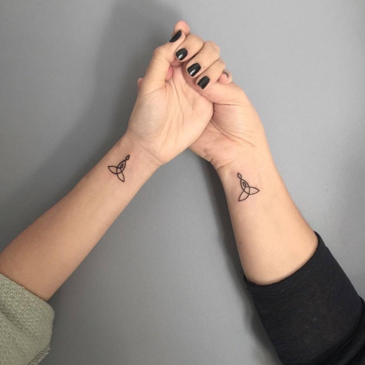 Tattoo mit Bedeutung keltischer Symbol Mutter und Kind Handgelenk