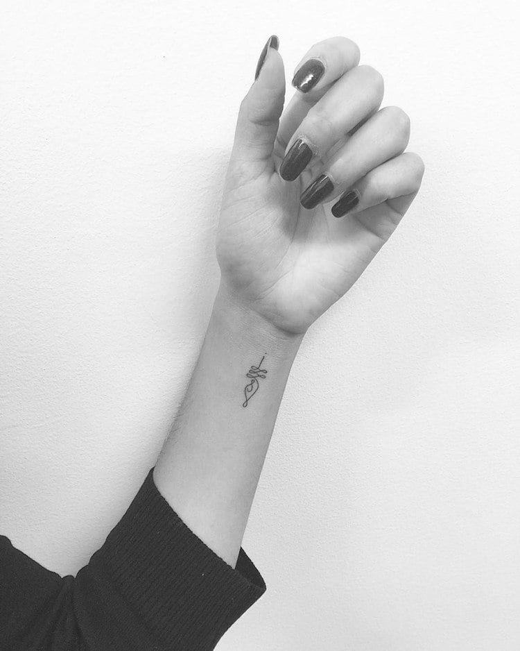 Unalome Tattoo klein Handgelenk Frau
