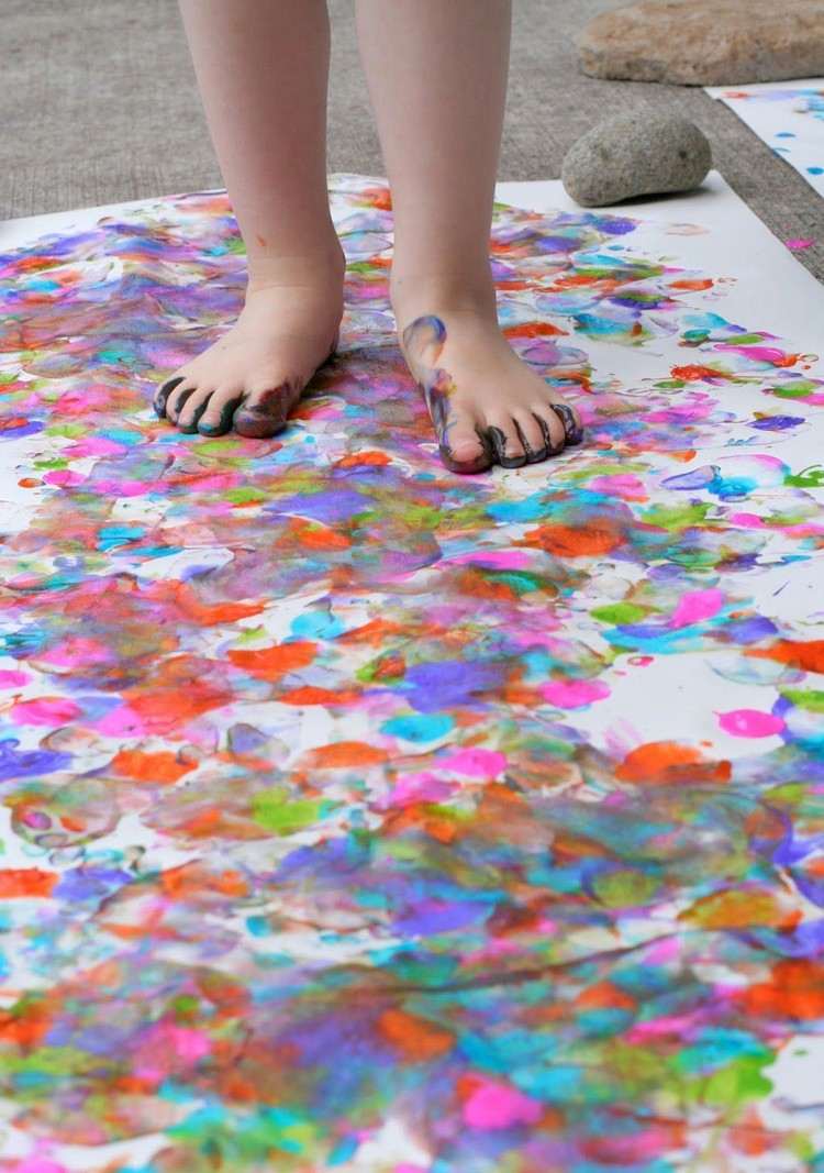 aktivitäten mit kindern sommer outdoor malen mit füßen