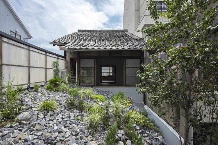alte holzbalken innendekoartion japanisches gästehaus innenraum design modern traditionell minimalistisch dachgarten