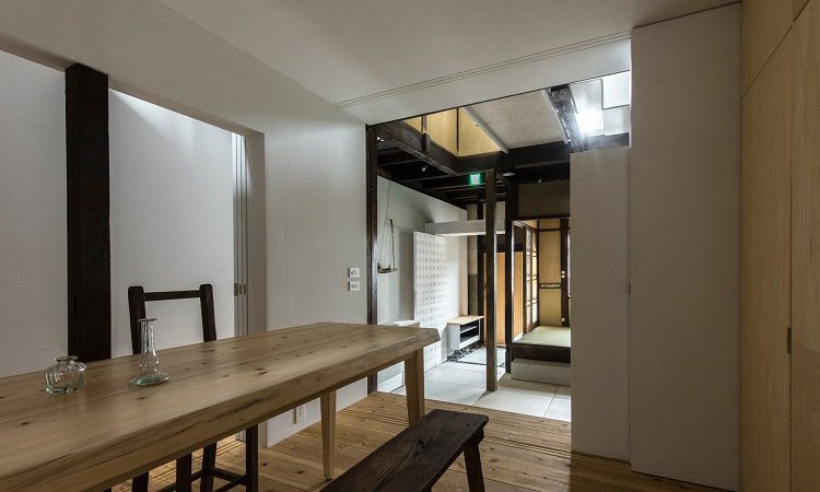 alte holzbalken innendekoartion japanisches gästehaus innenraum design modern traditionell minimalistisch massivholz speisesaal