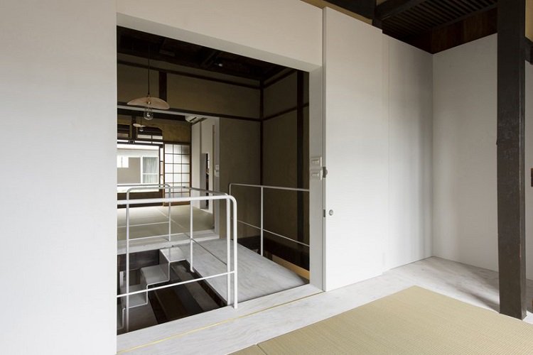 alte holzbalken innendekoartion japanisches gästehaus innenraum design modern traditionell minimalistisch stahl brücke weiß
