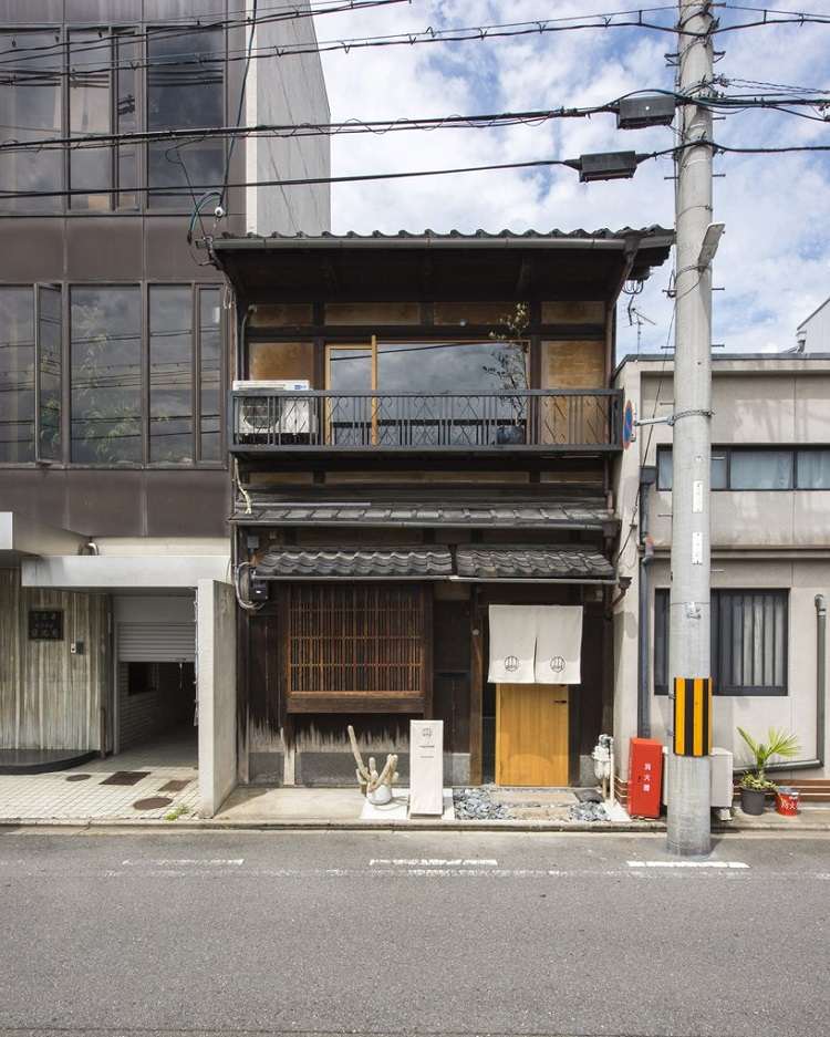 alte holzbalken innendekoartion japanisches gästehaus innenraum design modern traditionell minimalistisch straße sicht