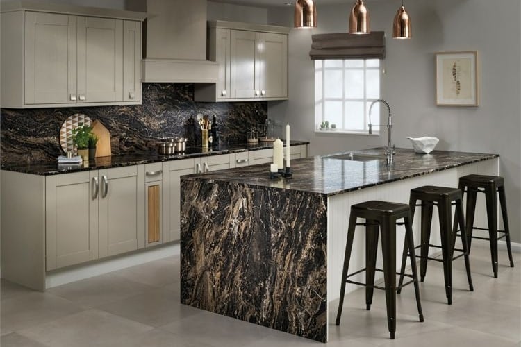 arbeitsplatten für die küche passende naturstein materialien wählen ideen ratgeber tipps marmor dunkel