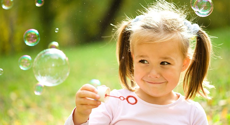 beliebte aktivitäten mit kindern sommer seifenblasen