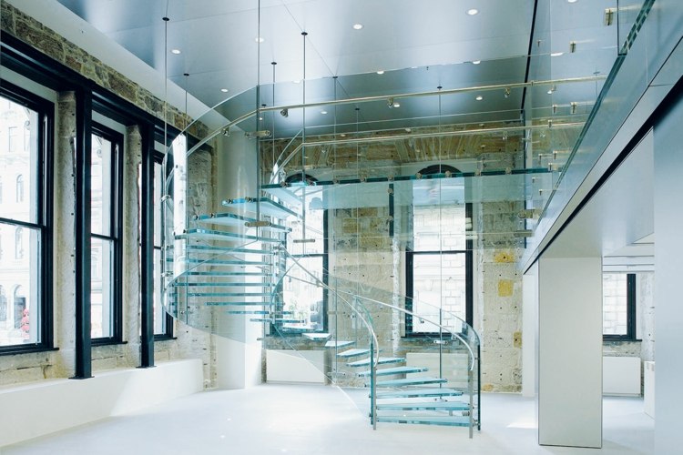 breite wendeltreppe glas treppengeländer elegant minimalistisch