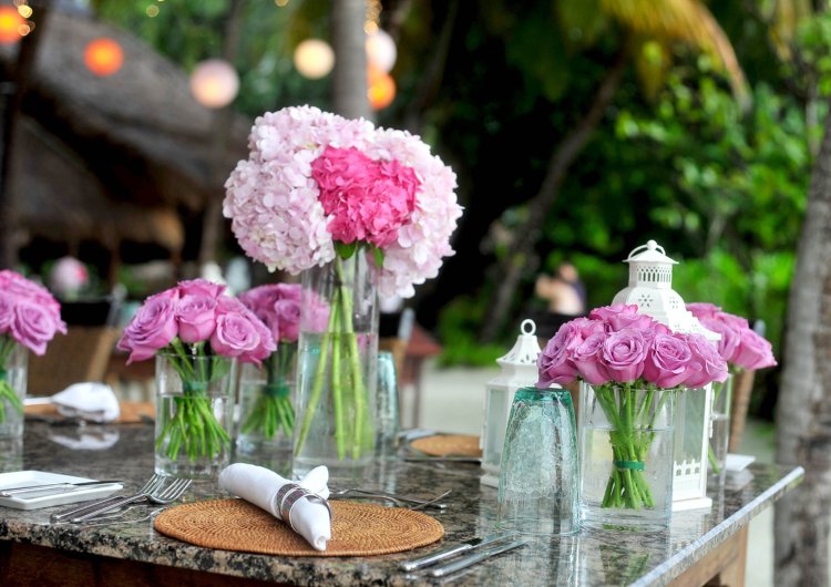 deko mit schnittblumen rosen hyazinthen fruehling