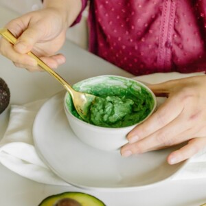 diy gesichtsmaske gegen pickel selber machen mit avocado olivenöl spirulina