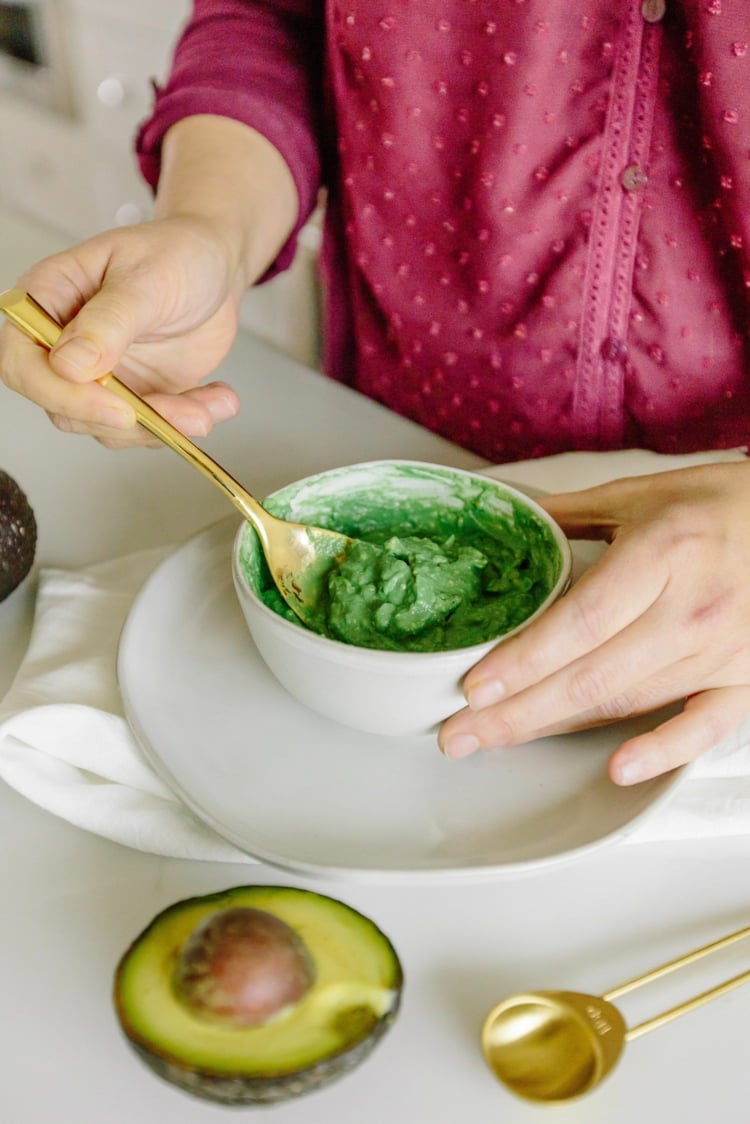 diy gesichtsmaske gegen pickel selber machen mit avocado olivenöl spirulina