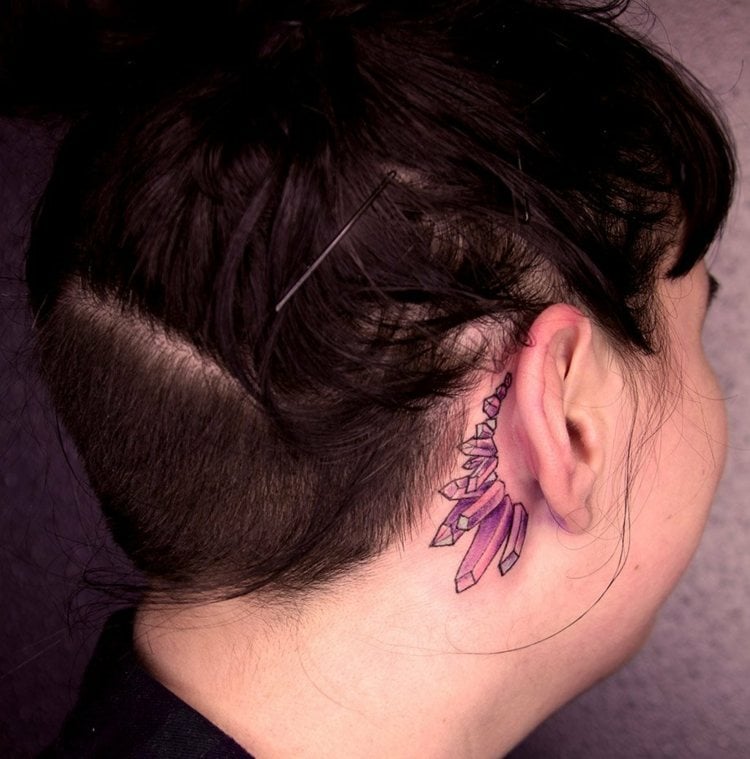 edelsteine farbig lila pink frau kleine tattoo motive hinterm ohr