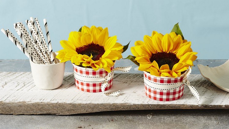 einfache ideen sommerdeko becher sonnenblumen