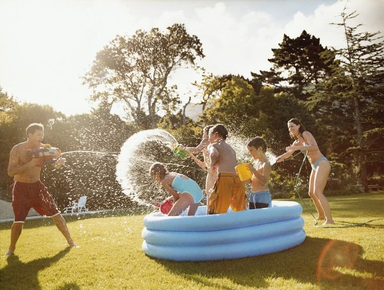 erfrischende aktivitäten mit kindern sommer wasser schlacht