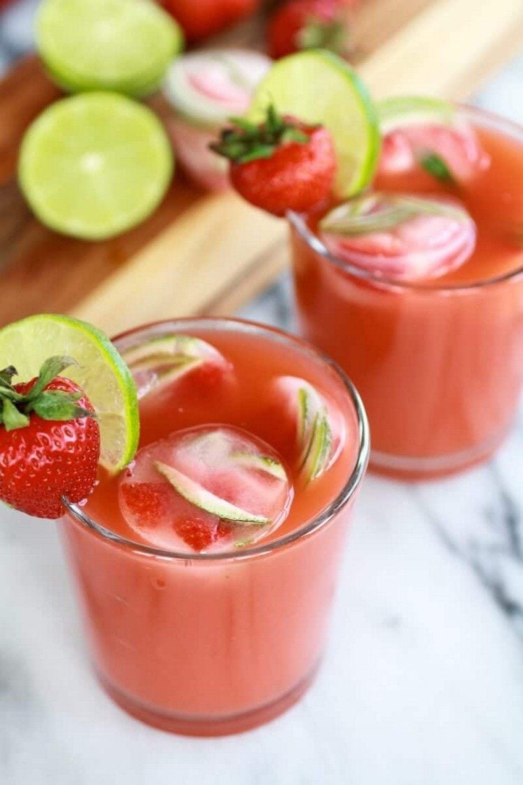 erfrischende getränke frühling sommer limonade erdbeeren limetten basilikum