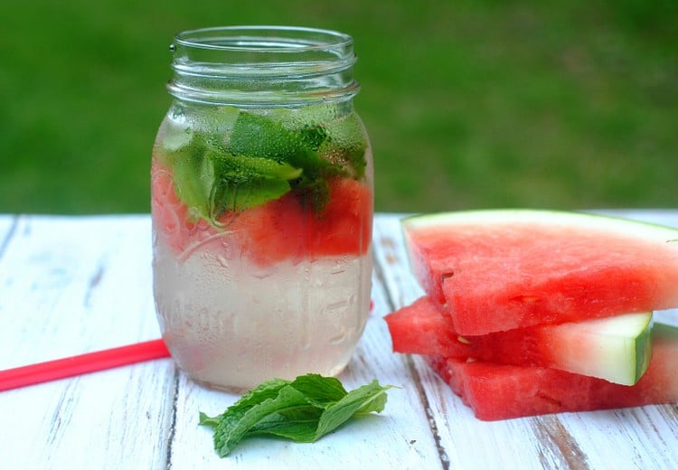 erfrischende getränke sommer frühling detox wasser wassermelone minze