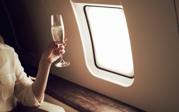 flugangst überwinden tipps ratschläge flugreise phobie hilfe alkohol stressabbau beruhigen entspannen