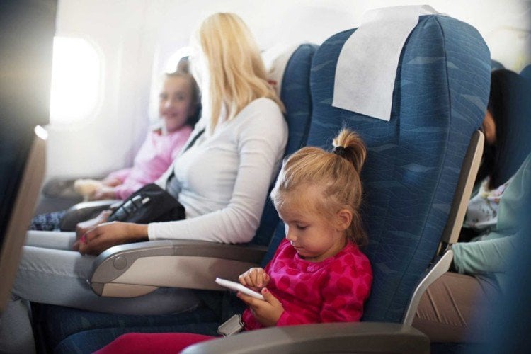 flugangst überwinden tipps ratschläge flugreise phobie hilfe kinder handy bildschirm ablenken sitzplatz
