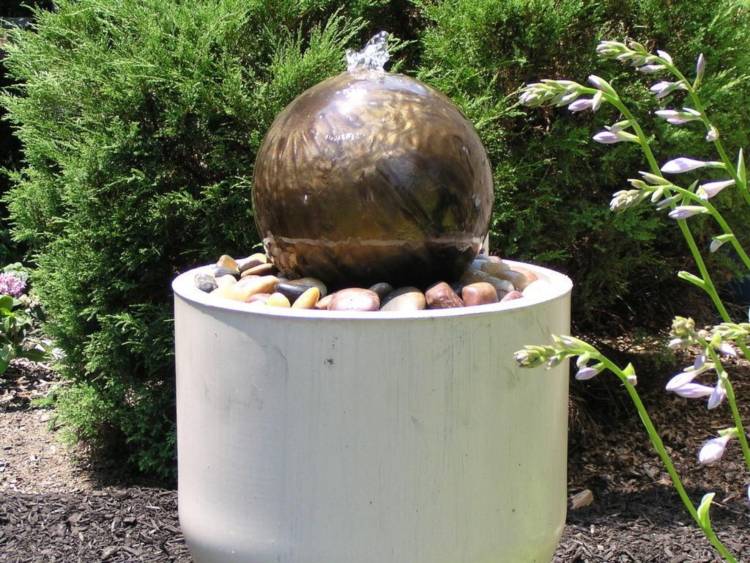 Gartenbrunnen selber bauen idee bowling kugel