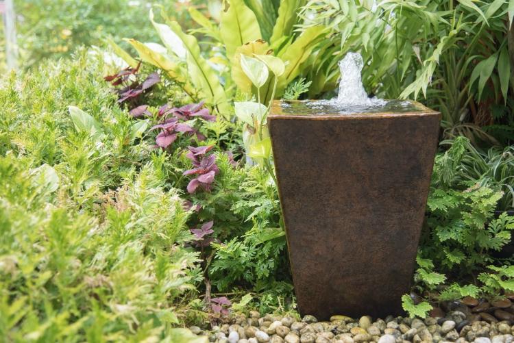 gartenbrunnen selber bauen pflanztopf keramik beispiel