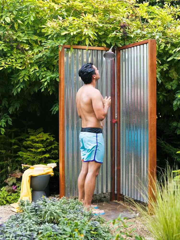 gartendusche selber bauen außendusche garten außenbereich gewellt flügelwand natur pflanzen duschen