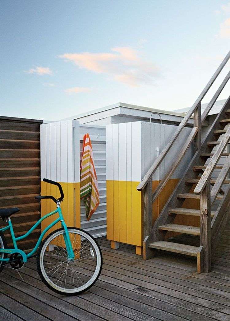 gartendusche selber bauen außendusche garten außenbereich pool duschen holztreppe fahrrad badetuch farben