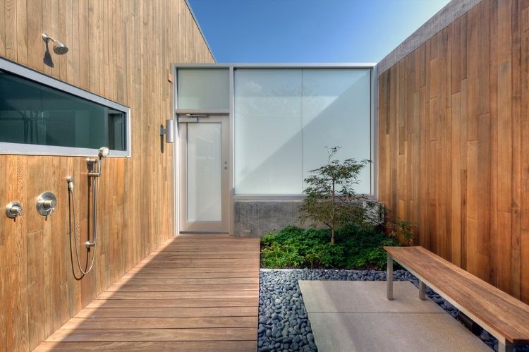 gartendusche selber bauen außendusche garten außenbereich terrassendiele hauptschlafzimmer diy projekt modern minimalistisch