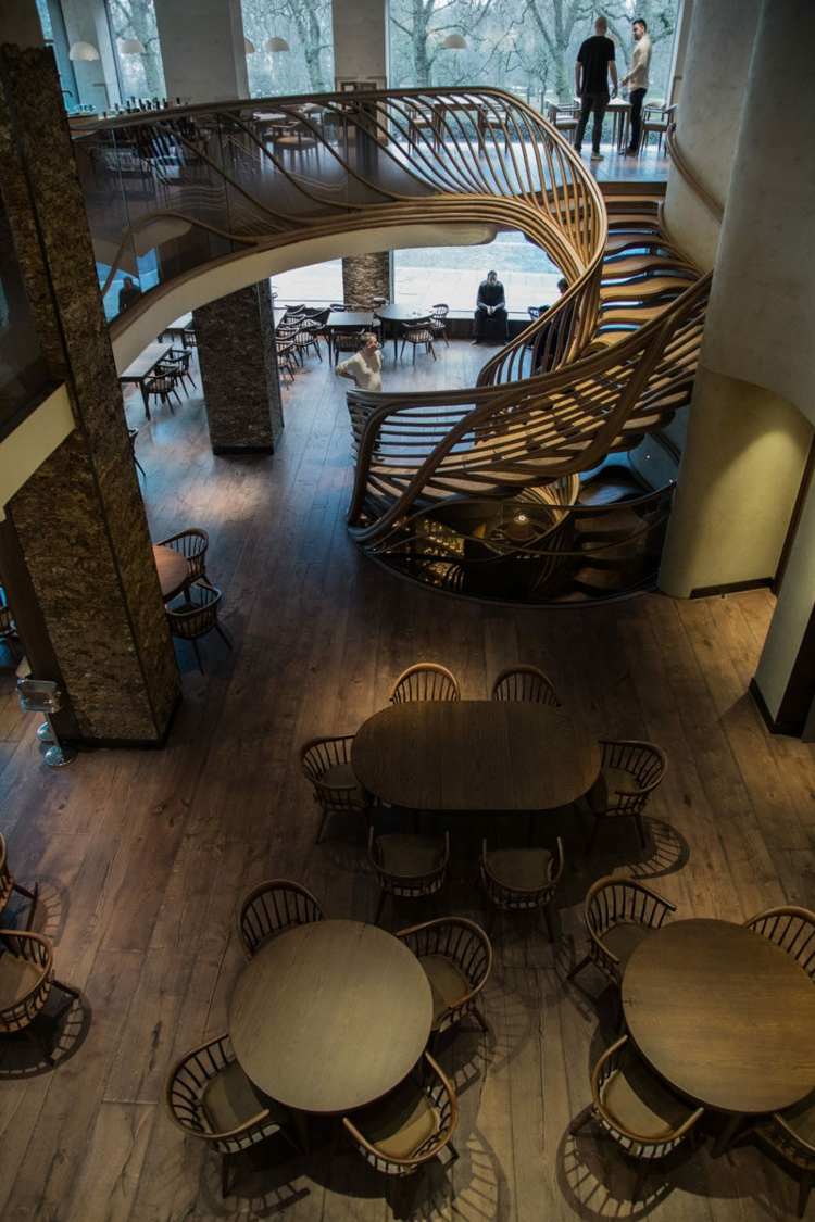 gestalterisches highlight hide restaurant holz wendeltreppe faszinierendes Design