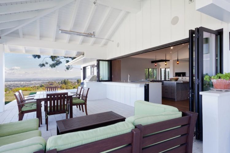 glasschiebetüren für terrasse design wohnung modern küche außenbereich aluminiumrahmen langlebigkeit bartheke insektenschutz