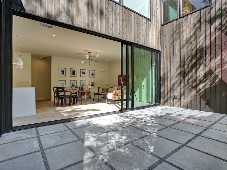 glasschiebetüren für terrasse falttüren design wohnung modern wohnzimmer außenbereich stapeln paneele holzverkleidung