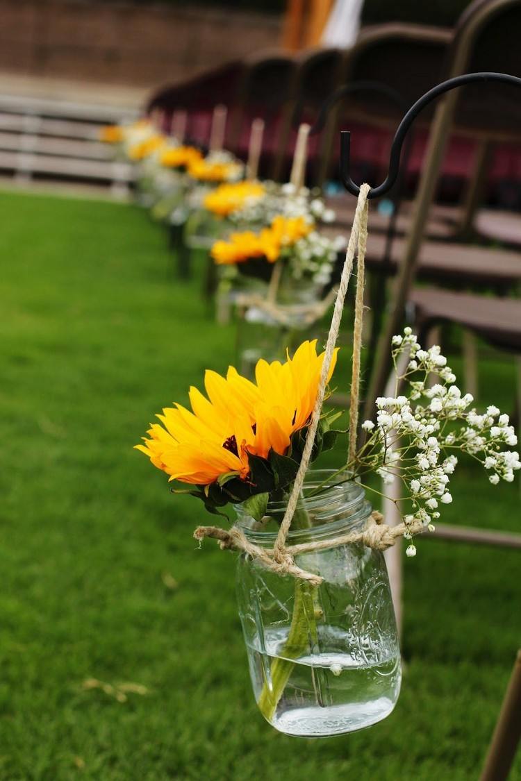 hochzeitsdeko sonnenblumen stühle dekorieren glasbehälter