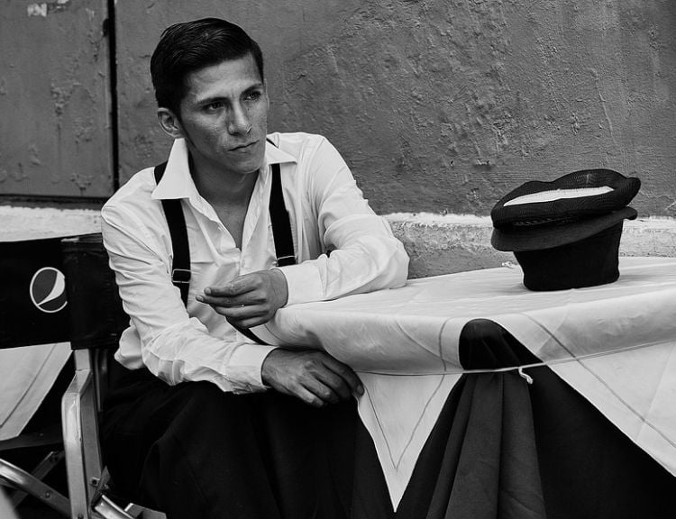 hosenträger für männer herrenmode accessoire stilbewusst modetrends breit anzug tragen weiß hemd schwarz