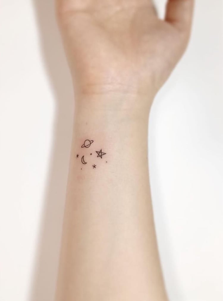 kleine Tattoo-Motive Handgelenk Sterne Mond Planeten