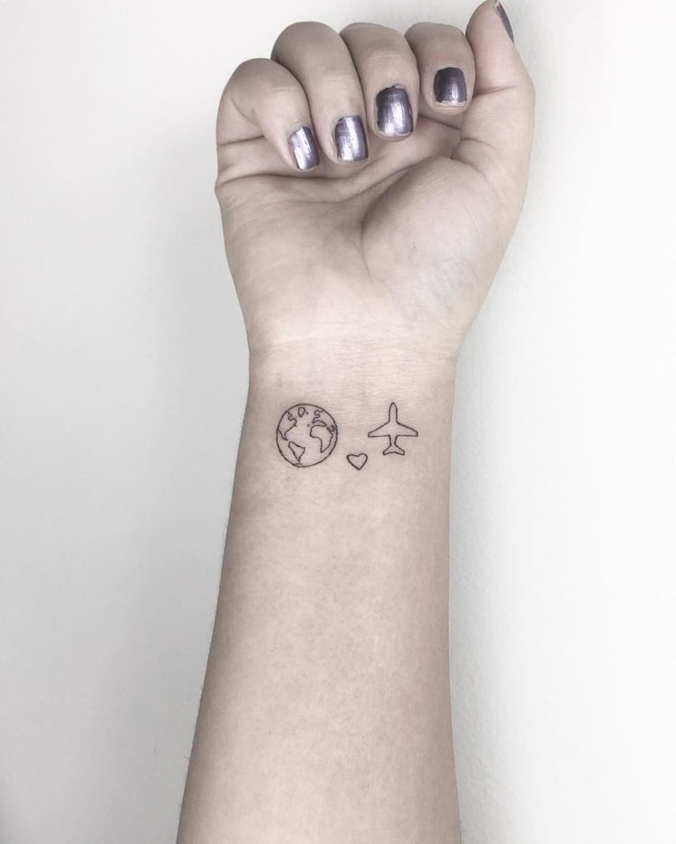 kleine Tattoos Globus Flugzeig Herz Handgelenk Frau