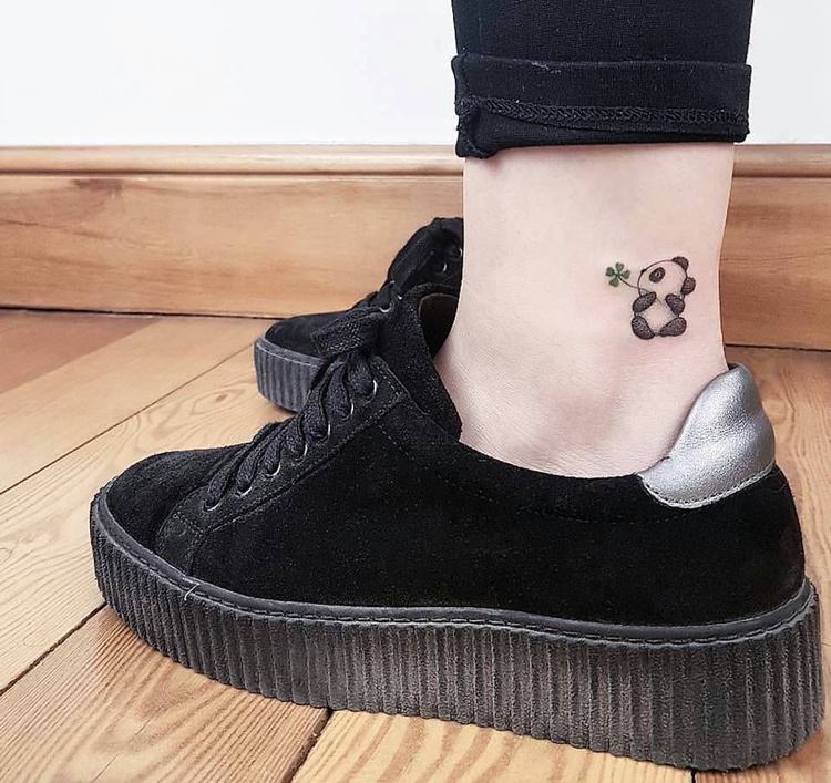 kleine Tattoowietrung Fuß Panda Klee