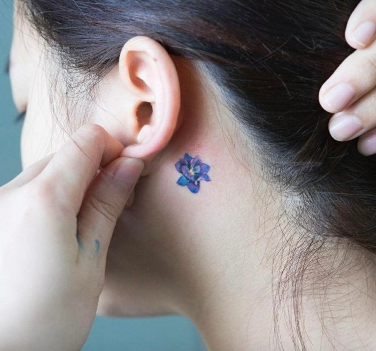 kleine tattoo motive blumen blüte farbig blau lila frau