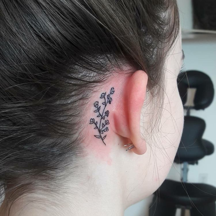 kleine tattoo motive für hinterm ohr blumen rosen frau einfarbig