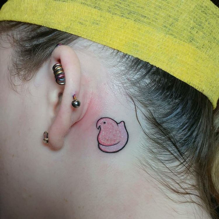kleine tattoo motive für hinterm ohr ente rosa lila frau